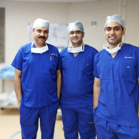 Surgeons at Narayana Health performing a robotic-assisted ampullectomy using the da Vinci system.